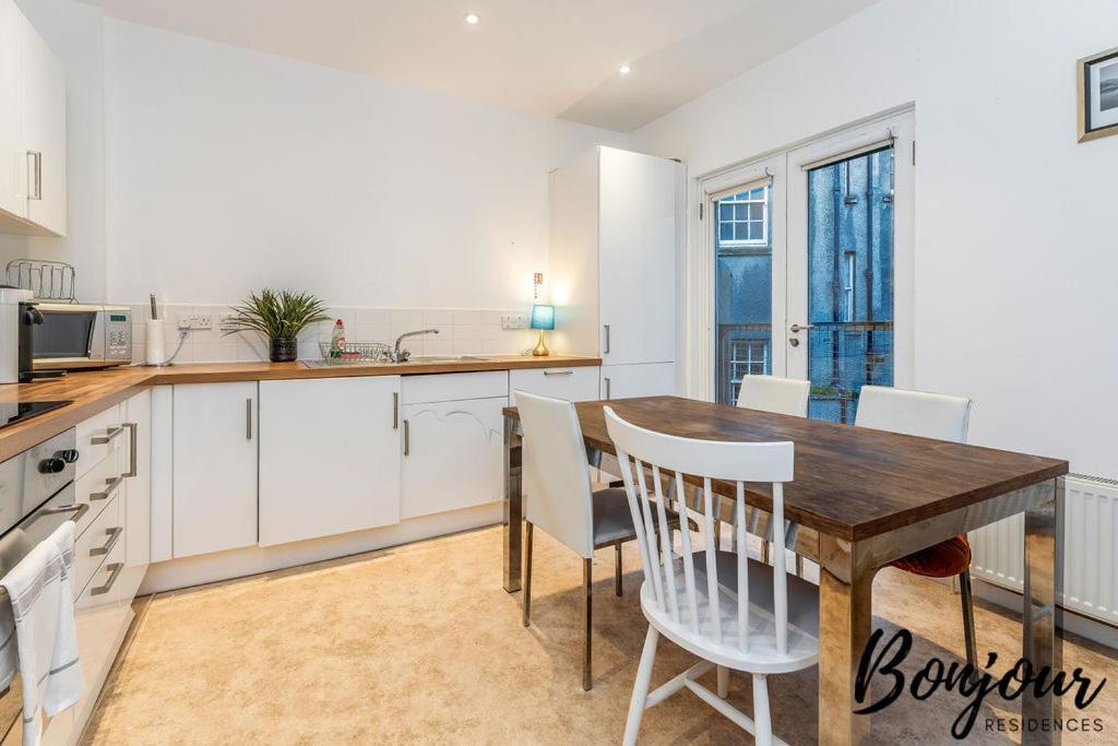 Spacious 2Br-2Ba - Grassmarket - Free Parking By Bonjour Residences Edinburgh Eksteriør billede